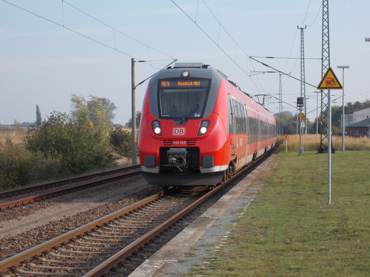 442 346 fuhr als RE 13006 Sassnitz-Rostock,am 06.Oktober 2014,in Altefähr ein.