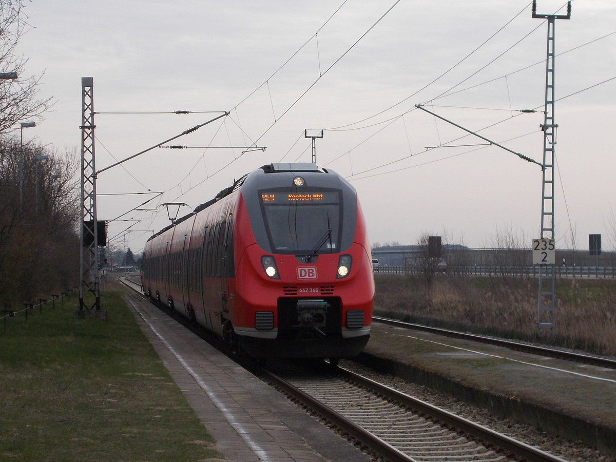 442 346 mit dem RE 13006 Sassnitz-Rostock,am 03.April 2016,in Rambin.