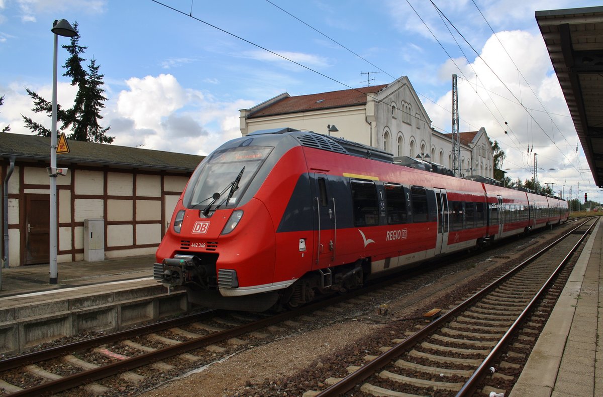 442 348-9 wartet am 8.10.2016 als S3 nach Warnemünde in Güstrow auf Abfahrt.