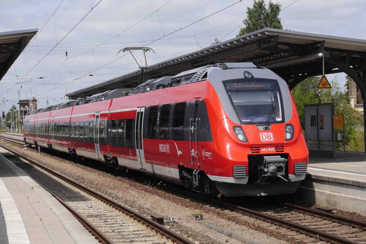 442 349 als S2 nach Warnemünde in Güstrow, 17.6.14.