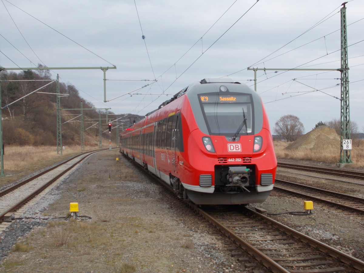 442 352 verließ,am 21.Februar 2015,als RE 13011 Rostock-Sassnitz,Lietzow.