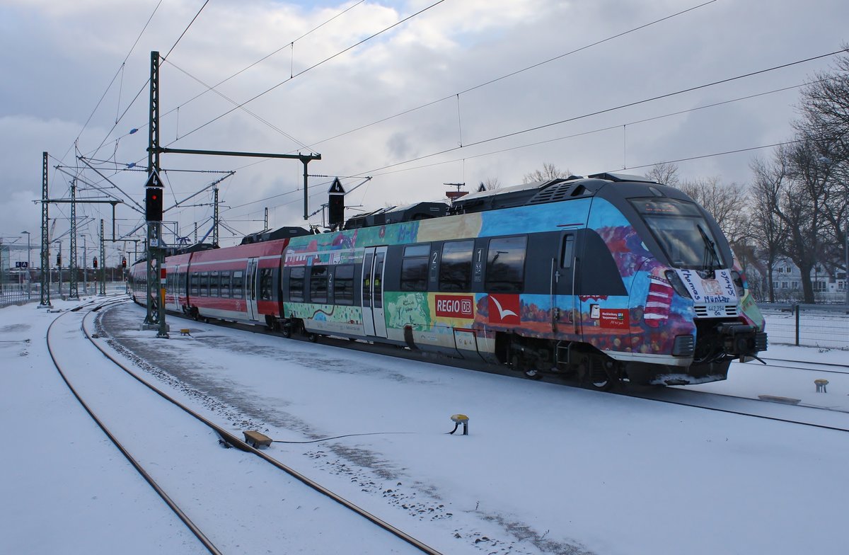 442 354-7 fährt am 10.02.2021 als S1 nach Rostock Hauptbahnhof aus Warnemünde aus. 
