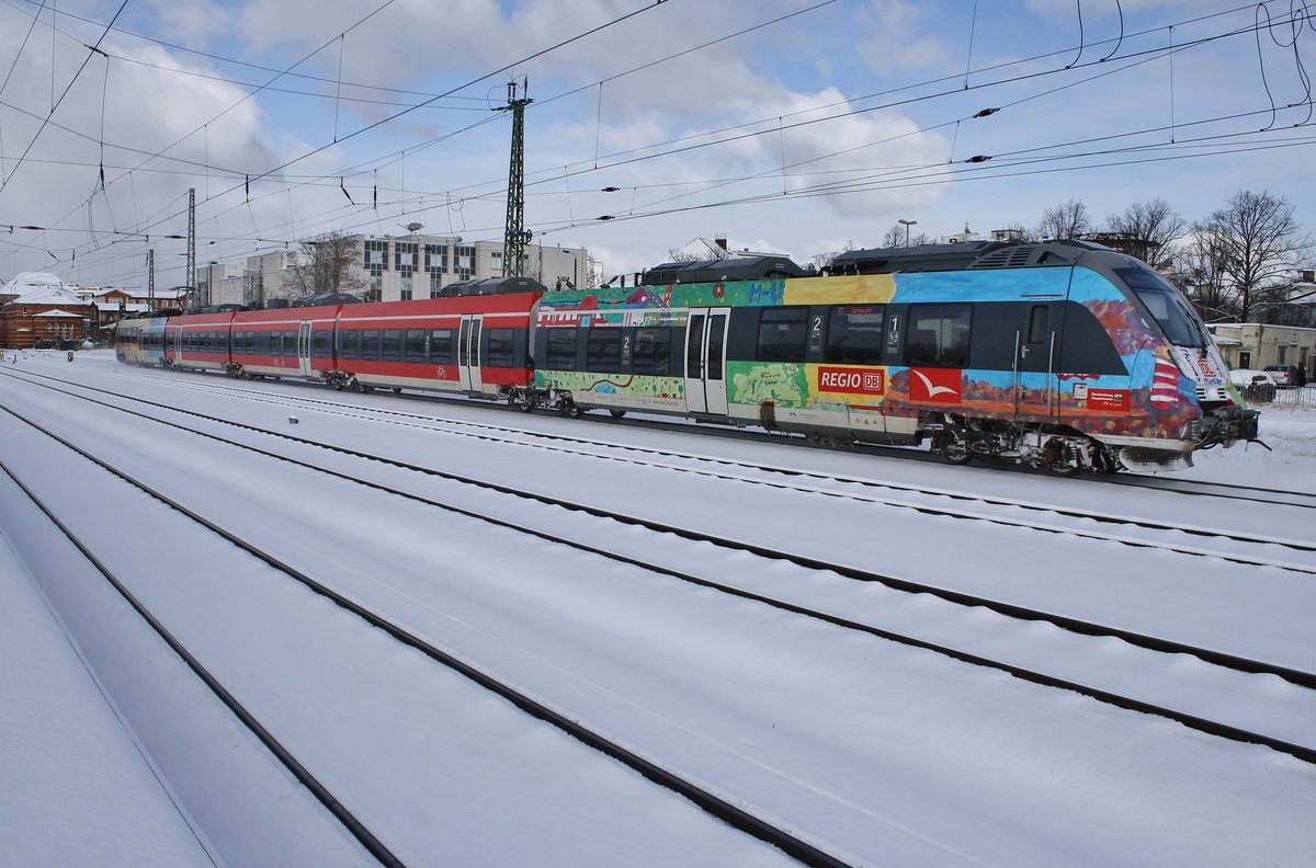 442 354-7 fährt am 27.2.2018 als S3 von Güstrow nach Warnemünde in den Rostocker Hauptbahnhof ein.