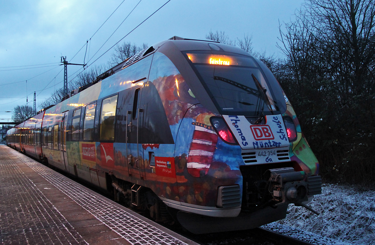 442 354-7 stand am 25.01.2015 als S3(Warnemnde-Gstrow)im Bahnhof Rostock-Bramow