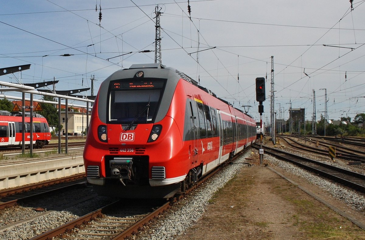 442 356-2 ist am 22.7.2016 als S2 von Güstrow nach Rostock Hauptbahnhof unterwegs. Soeben wird das Ziel der Fahrt erreicht.
