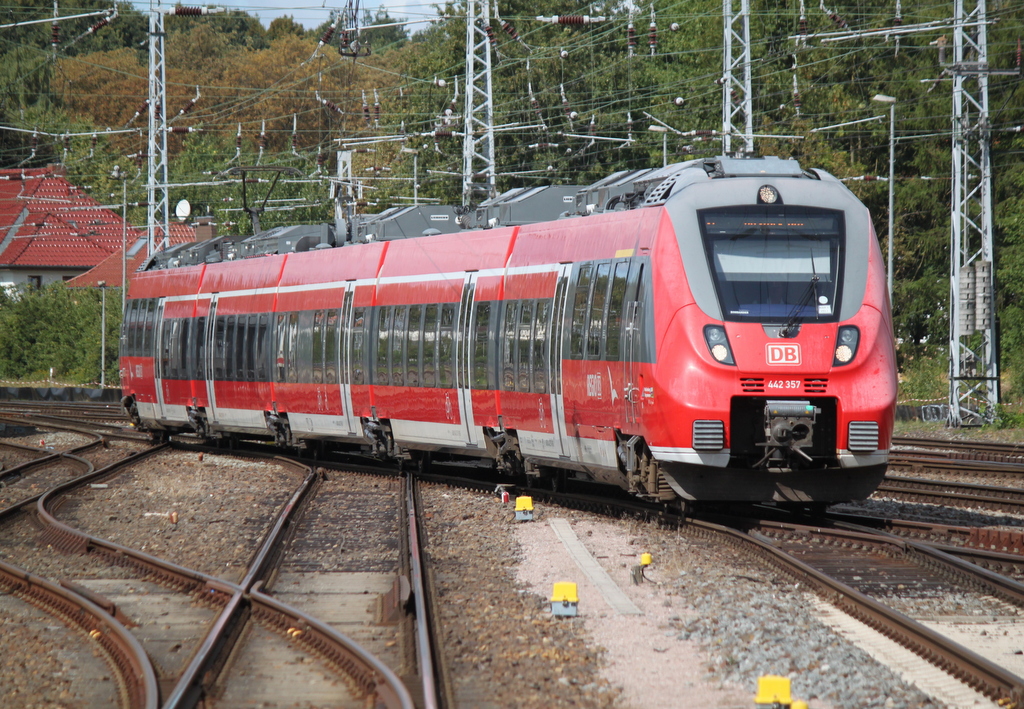 442 357 als S1(Warnemünde-Rostock)bei der Einfahrt im Rostocker Hbf.26.08.2018