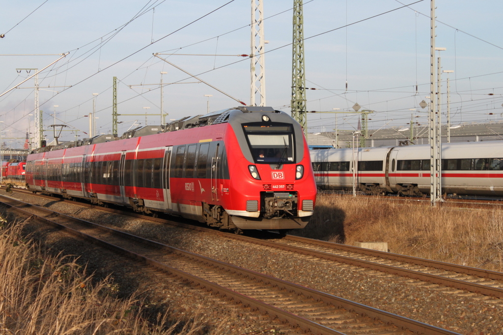 442 357 als S3(Warnemnde-Gstrow)bei der Ausfahrt im Rostocker Hbf.16.12.2016