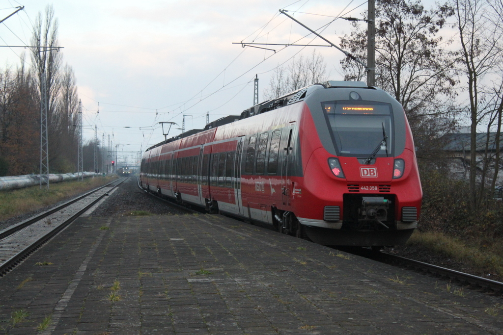 442 358 als S2(Güstrow-Warnemünde)bei der Ausfahrt im Haltepunkt Rostock-Holbeinplatz, aus Richtung Rostock-Bramow nährte sich schon 193 821 der Firma SETG.02.12.2017
