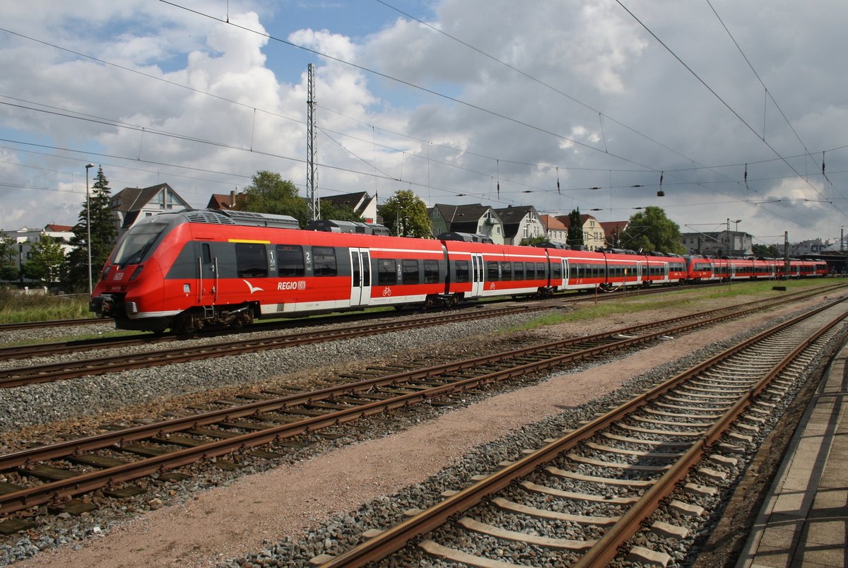 442 359-6 und 442 849-6 fahren am 12.8.2017 als S1 von Warnemünde in den Rostocker Hauptbahnhof ein.