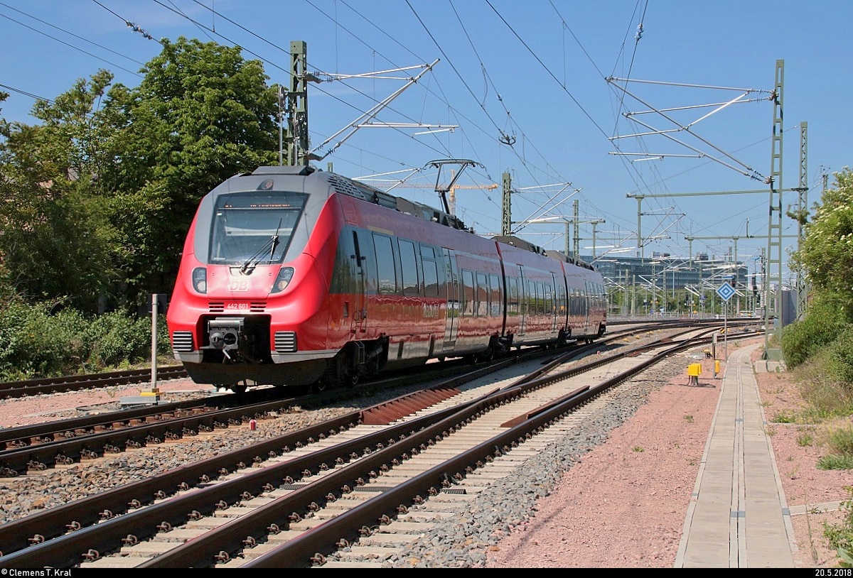 442 601 (Bombardier Talent 2) der S-Bahn Mitteldeutschland (DB Regio Südost) als S 37730 (S7) von Halle(Saale)Hbf Gl. 13a nach Halle-Nietleben passiert den Bahnübergang in Halle (Saale), Karl-von-Thielen-Straße, auf der Ostumfahrung für den Güterverkehr.
[20.5.2018 | 12:21 Uhr]