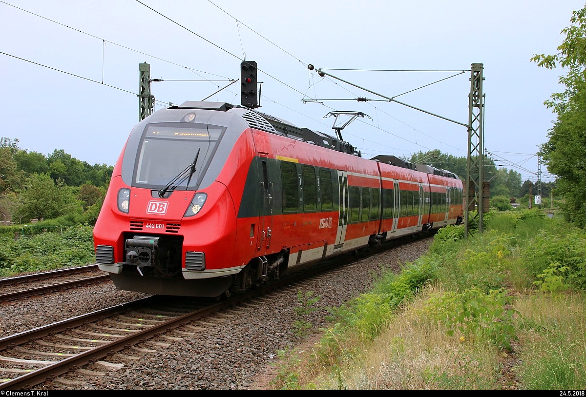 442 601 (Bombardier Talent 2) der S-Bahn Mitteldeutschland (DB Regio Südost) als S 37742 von Halle(Saale)Hbf Gl. 13a nach Halle-Nietleben erreicht den Hp Halle Zscherbener Straße auf der Bahnstrecke Merseburg–Halle-Nietleben (KBS 588) auf dem Gegengleis (Gleis 2).
Gleis 1 wurde wegen anstehender Bauarbeiten gesperrt.
[24.5.2018 | 15:37 Uhr]