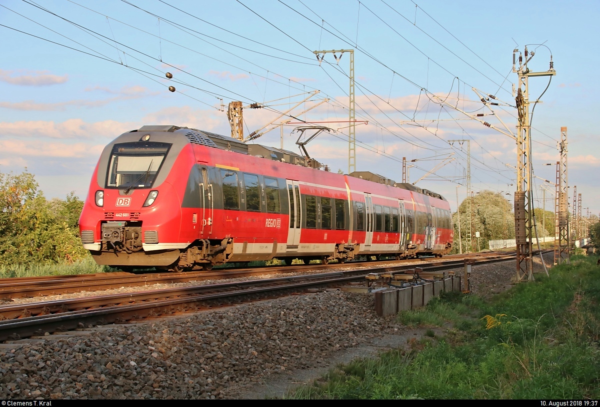 442 601 (Bombardier Talent 2), ex S-Bahn Mitteldeutschland (DB Regio Südost), als S 37758 (S7) von Halle(Saale)Hbf Gl. 13a nach Halle-Nietleben zweigt in der Saaleaue bei Angersdorf von der Bahnstrecke Halle–Hann. Münden (KBS 590) ab.
[10.8.2018 | 19:37 Uhr]