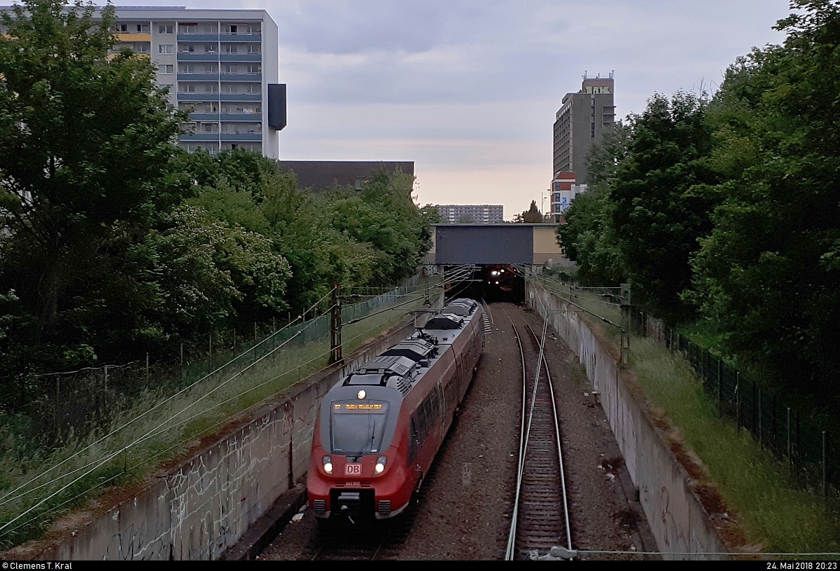 442 602 (Bombardier Talent 2) der S-Bahn Mitteldeutschland (DB Regio Südost) als S 37765 (S7) von Halle-Nietleben nach Halle(Saale)Hbf Gl. 13a fährt in Halle-Neustadt auf der Bahnstrecke Merseburg–Halle-Nietleben (KBS 588). Aufgenommen von der Brücke Am Taubenbrunnen.
Aufgenommen mit dem Smartphone.
(Neubearbeitung)
[24.5.2018 | 20:23 Uhr]