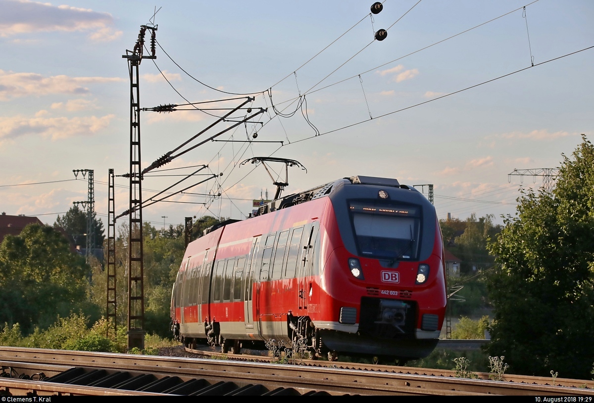 442 603 (Bombardier Talent 2), ex S-Bahn Mitteldeutschland (DB Regio Südost), als S 37761 (S7) von Halle-Nietleben nach Halle(Saale)Hbf Gl. 13a zweigt in der Saaleaue bei Angersdorf auf die Bahnstrecke Halle–Hann. Münden (KBS 590).
[10.8.2018 | 19:29 Uhr]