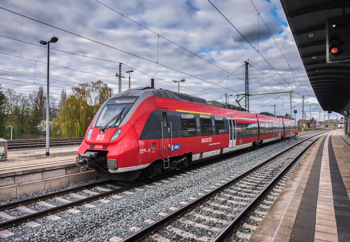 442 604 erreicht als RE 59395 aus Sonneberg (Thür) Hbf, den Endbahnhof Lichtenfels.
Aufgenommen am 11.4.2017.