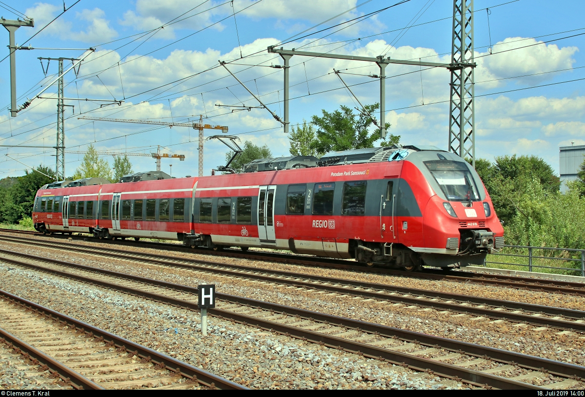 442 619  Potsdam Park Sanssouci  (Bombardier Talent 2) von DB Regio Nordost als RB 18668 (RB21) von Potsdam Griebnitzsee, außerplanmäßig jedoch erst ab Potsdam Hbf, nach Wustermark erreicht den Bahnhof Golm auf dem Berliner Außenring (BAR | 6068).
Aufgenommen am Ende des Bahnsteigs 2.
[18.7.2019 | 14:00 Uhr]
