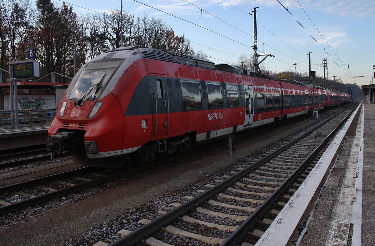 442 625-0 steht am Morgen des 18.11.2018 in Berlin Wannsee.