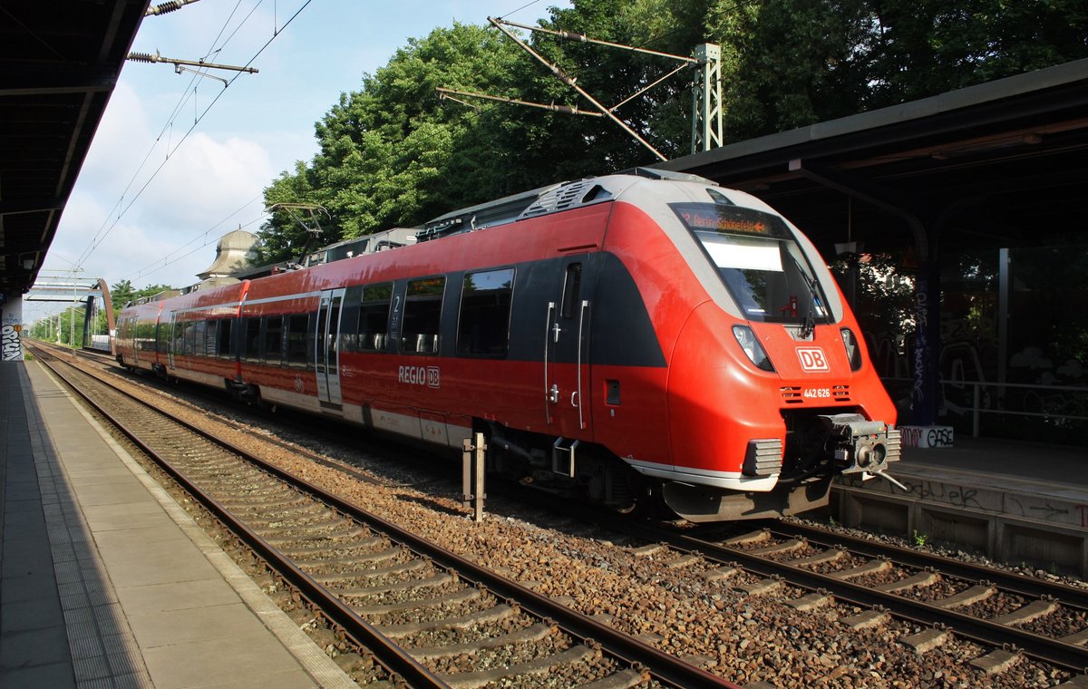 442 626-8 ist am 19.6.2016 als RB22 (RB18688)  Airport-Express  von Potsdam Hauptbahnhof nach Berlin Schönefeld Flughafen unterwegs. Soeben wird ein planmäßiger Halt in Potsdam Charlottenhof eingelgt. 