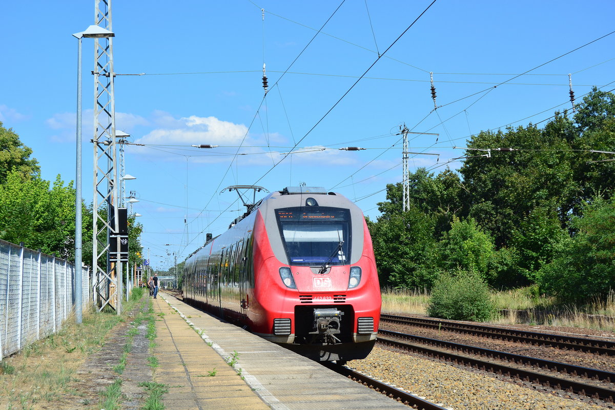 442 632 fuhr als RB20 nach Oranienburg in Hohen Neuendorf West ein.

Hohen Neuendorf West 23.07.2018