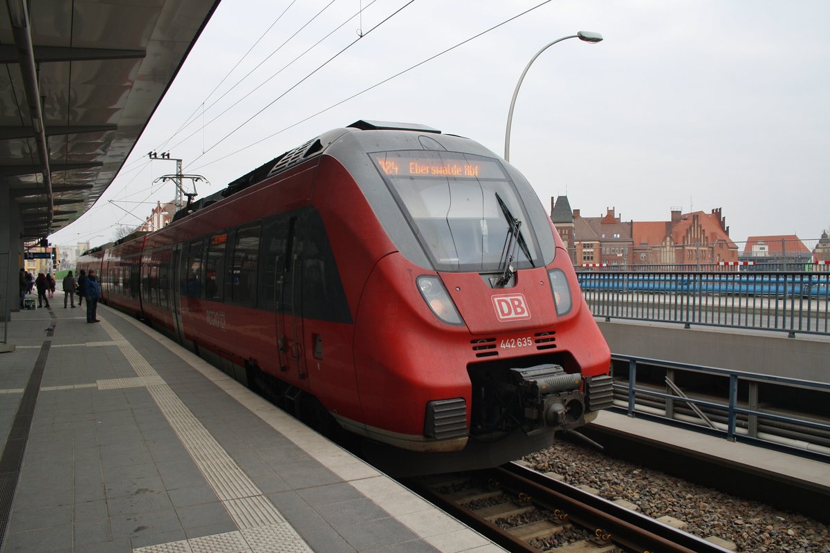 442 635-9 fährt am 12.2.2017 als RB24 (RB18659) von Senftenberg nach Eberswalde Hauptbahnhof in Berlin Ostkreuz ein.