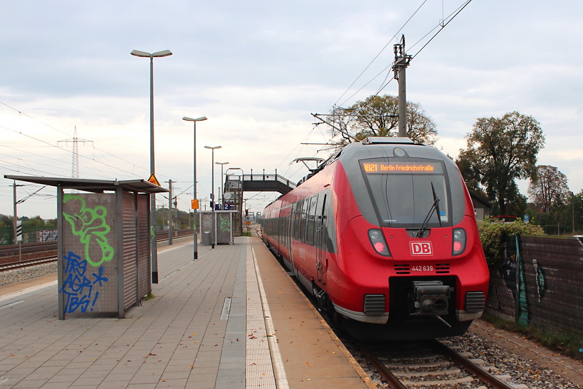 442 639-1 steht am 07.10.2014 mit der RB21 (RB 18673) nach Berlin Friedrichstraße in Wustermark und wartet auf die Abfahrt.