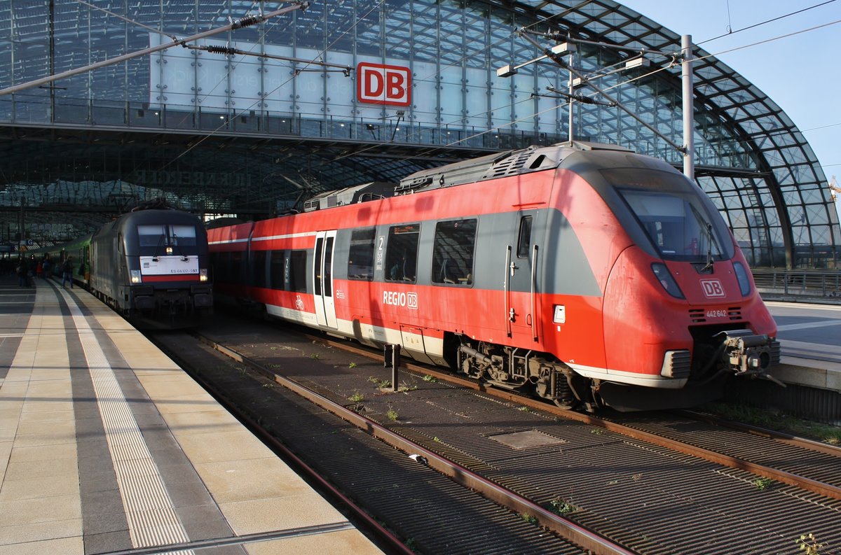 442 642-5 trifft am 31.10.2019 als RE7 (RE3717)  Airport-Express  von Wünsdorf-Waldstadt nach Dessau Hauptbahnhof im Berliner Hauptbahnhof auf 182 597-5 mit dem FLX32622 von Stuttgart Hauptbahnhof nach Berlin Lichtenberg.