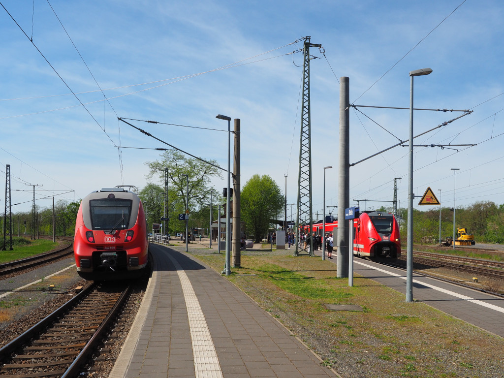 442 650 als leerer Zug steht links in der Verbindungskurve bzw. Gleis 2, 463 093 steht als RB 49 nach Cottbus auf Gleis 1 im Bahnhof Elsterwerda-Biehla.

Elsterwerda, der 12.04.2024