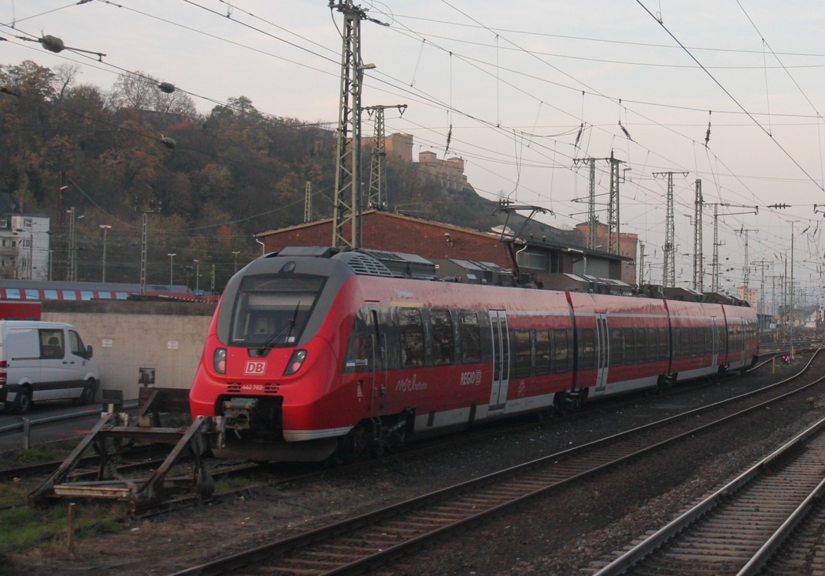 442 702 am 16.11.2013, als er südlich vom Koblenzer Hbf auf einem Stumpfgleis abgestellt war. (Fotografiert aus Zug)