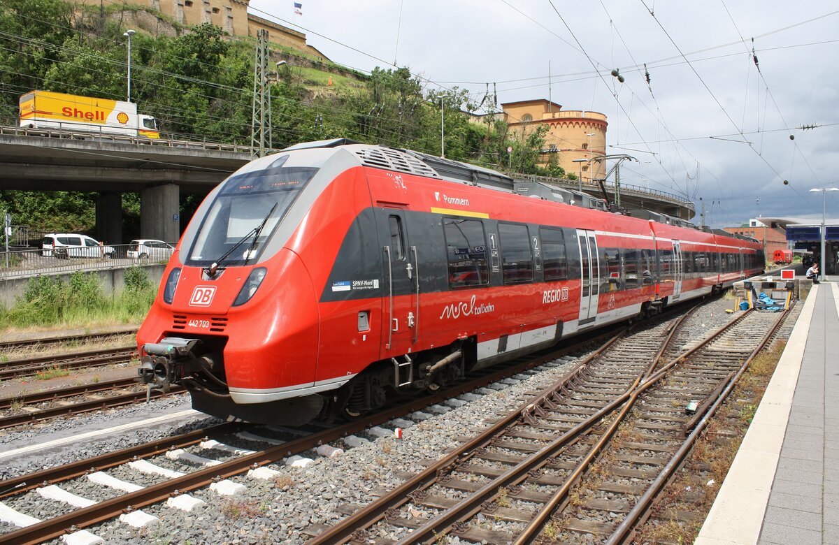 442 703-5  Pommern  wird am 21.06.2021 als RB81 (RB12114)  Moseltal-Bahn  nach Trier Hauptbahnhof im Koblenzer Hauptbahnhof bereitgestellt. 