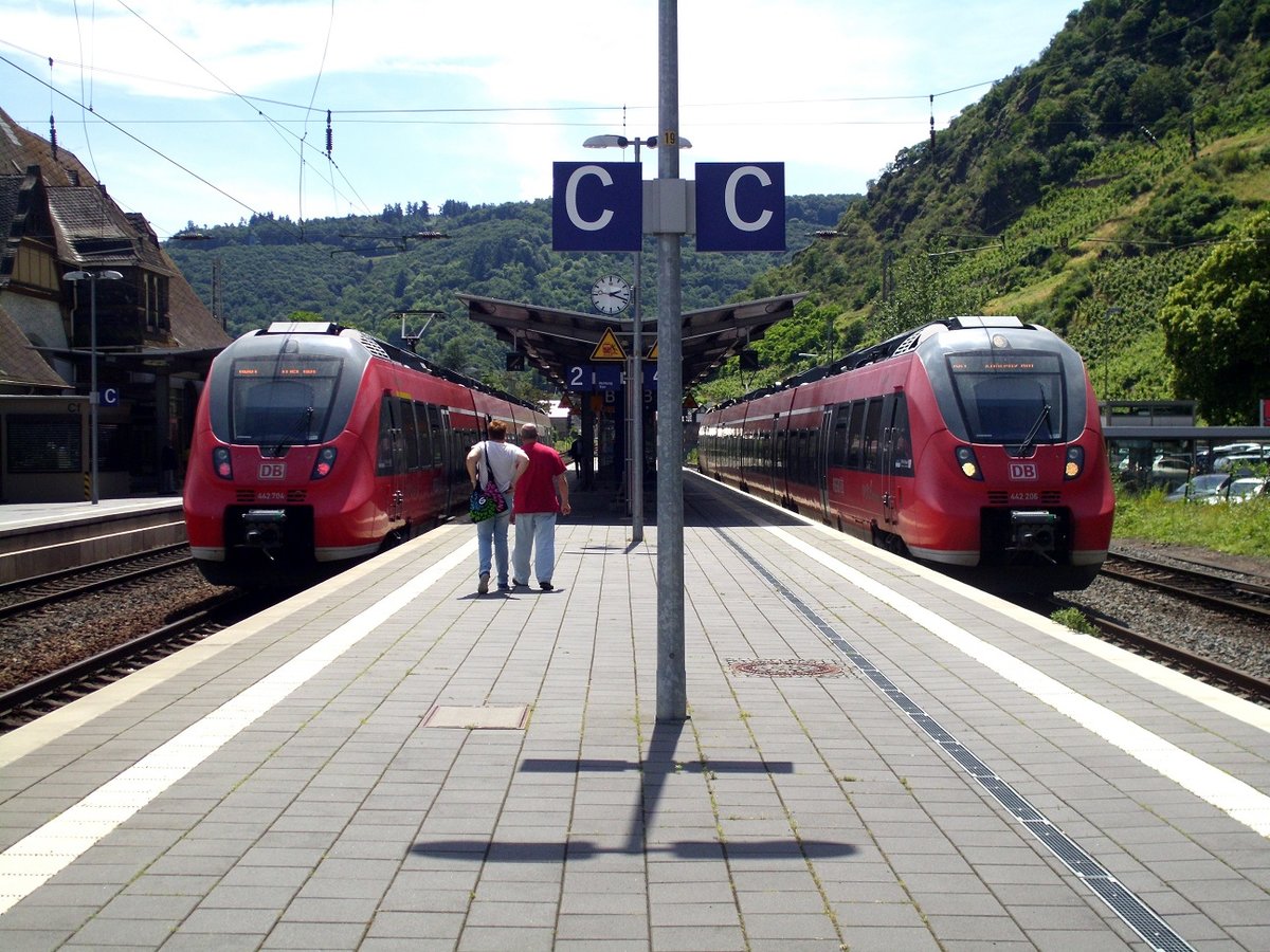 442 704 und 442 206 (Bombardier Talent 2) als RB81 (Moseltalbahn) nach Trier Hbf bzw. Koblenz Hbf stehen im Bahnhof Cochem (Mosel). [27.6.2016]