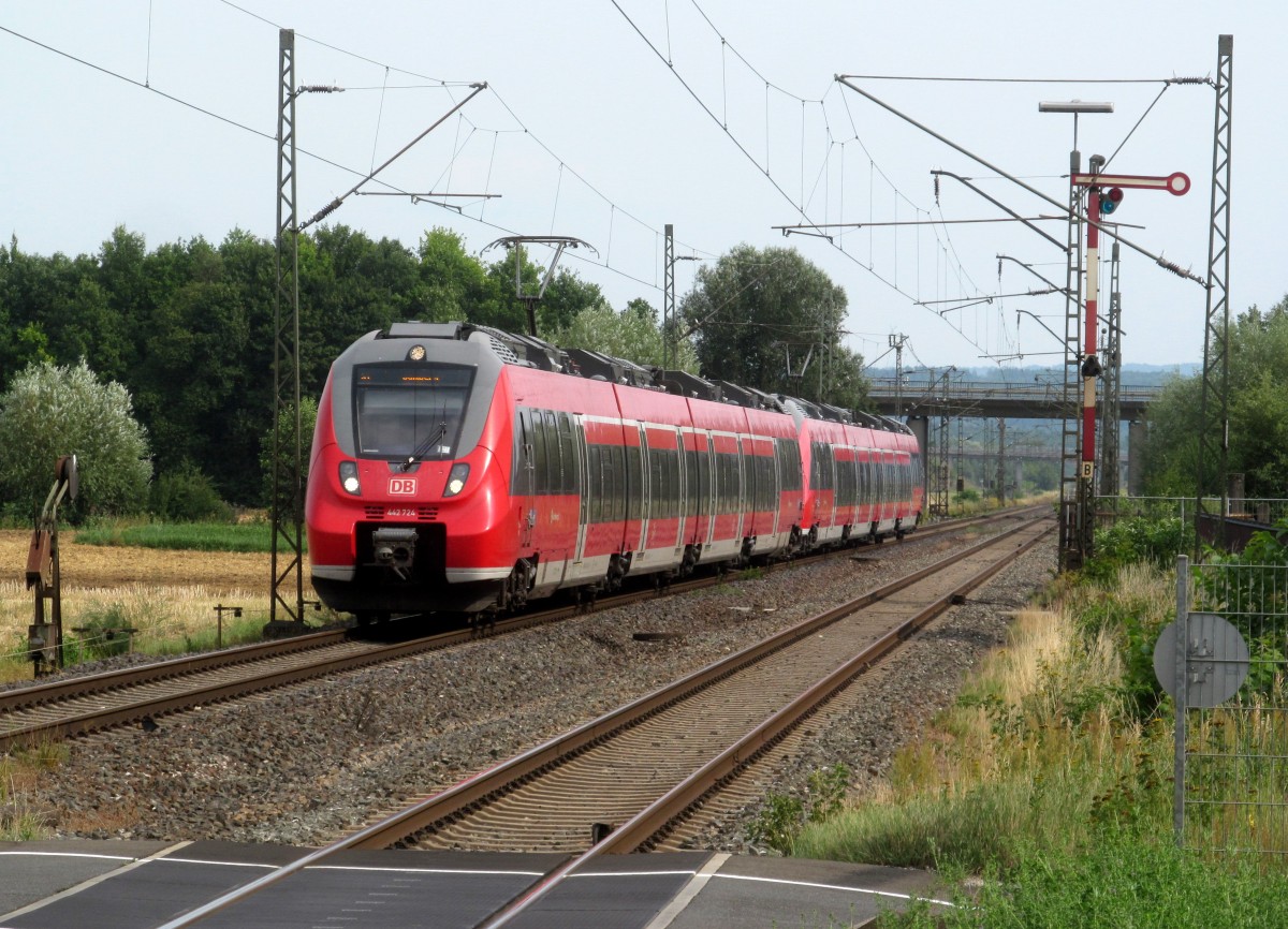 442 724-1 / 442 224-2 und ein weiterer ET 442 erreichen am 26. Juli 2014 als S1 nach Bamberg den Bahnhof Eggolsheim.