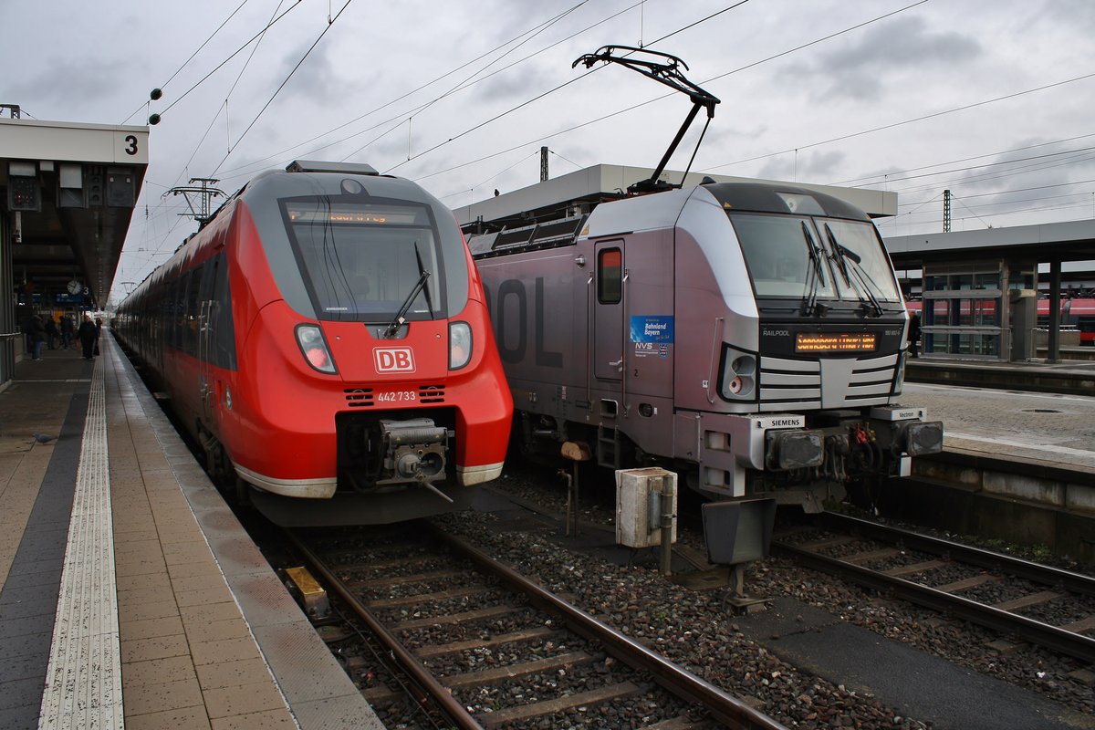 442 733-2 trifft am 28.12.2017 als S1 von Bamberg nach Lauf(links Pegnitz) im Nürnberger Hauptbahnhof auf 193 802-6 mit dem RE4808 von Nürnberg Hauptbahnhof nach Sonneberg(Thür) Hauptbahnhof.