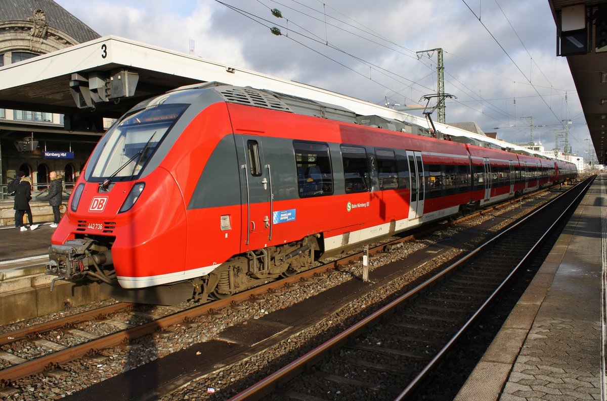 442 736-5 wartet am 28.12.2017 als S1 von Bamberg nach Hersbruck (l Pegnitz) im Nürnberger Hauptbahnhof auf Abfahrt.