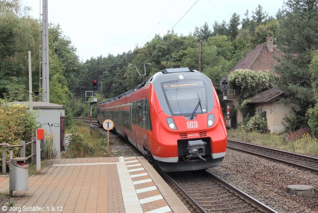442 742 kam am 1.9.12 als S-Bahn nach Neumarkt (Opf) am alten Empfangs­gebäude von Burgthann vorbei, bevor er die neue S-Bahn-Station erreichte.
