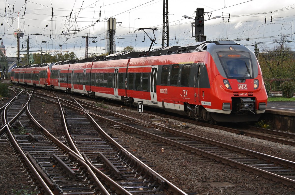 442 757-1 erreicht am 21.10.2019 als RE9 (RE10911)  Rhein-Sieg-Express  von Aachen Hauptbahnhof nach Siegen Hauptbahnhof den Bahnhof Köln Messe/Deutz.