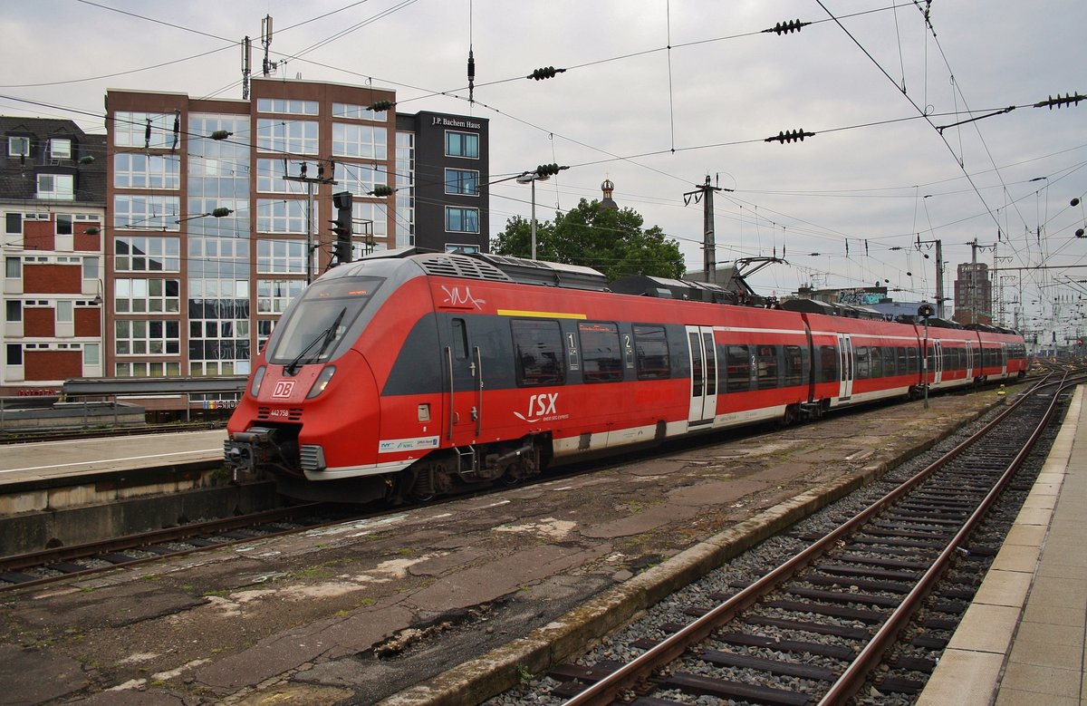 442 758-9 wird am 2.7.2017 als RE9 (RE11373)  Rhein-Sieg-Express  nach Siegen im Kölner Hauptbahnhof bereitgestellt.