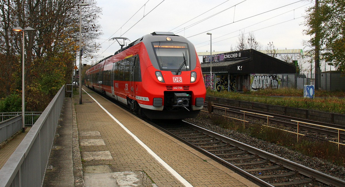 442 759 von DB kommt aus Köln nach Aachen-Hbf und fährt durch Kohlscheid aus Richtung Herzogenrath und fährt die Kohlscheider-Rampe hoch nach Aachen-West.
Bei Sonne und Wolken am Morgen vom 11.11.2015.