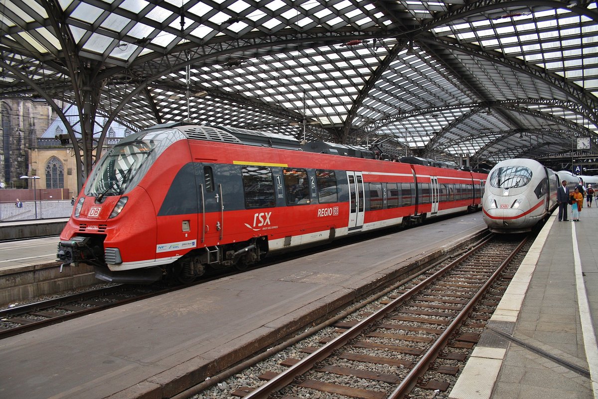442 761-3 verlässt am 1.7.2017 als RE9 (RE10923)  Rhein-Sieg-Express  von Aachen Hauptbahnhof nach Siegen den Kölner Hauptbahnhof.