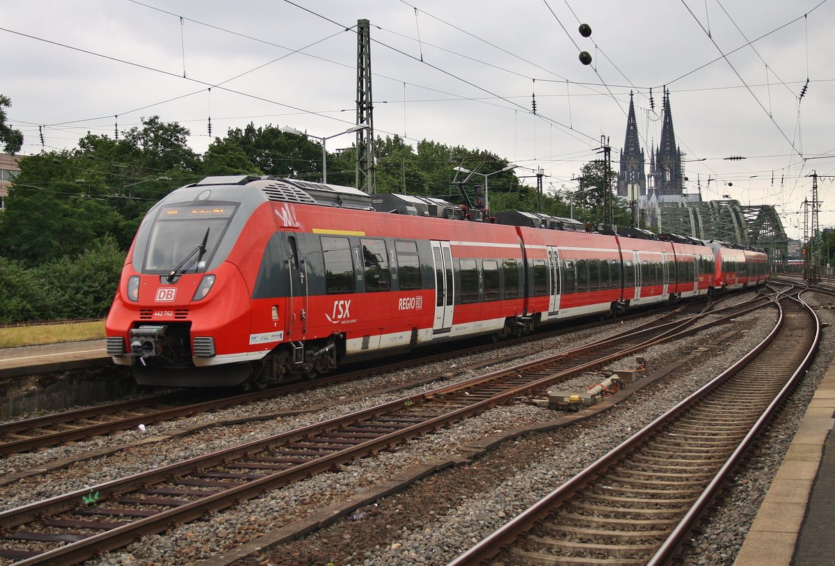 442 762-1 und 442 260-6 fahren am 2.7.2017 als RE9 (RE10920)  Rhein-Sieg-Express  von Siegen nach Aachen Hauptbahnhof aus Köln Messe/Deutz aus. 