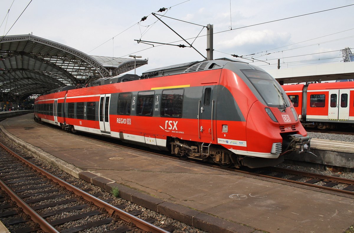 442 763-9 und 442 760-5 fahren am 16.8.2017 als RE9 (RE10920)  Rhein-Sieg-Express  von Siegen nach Aachen Hauptbahnhof in den Kölner Hauptbahnhof ein.