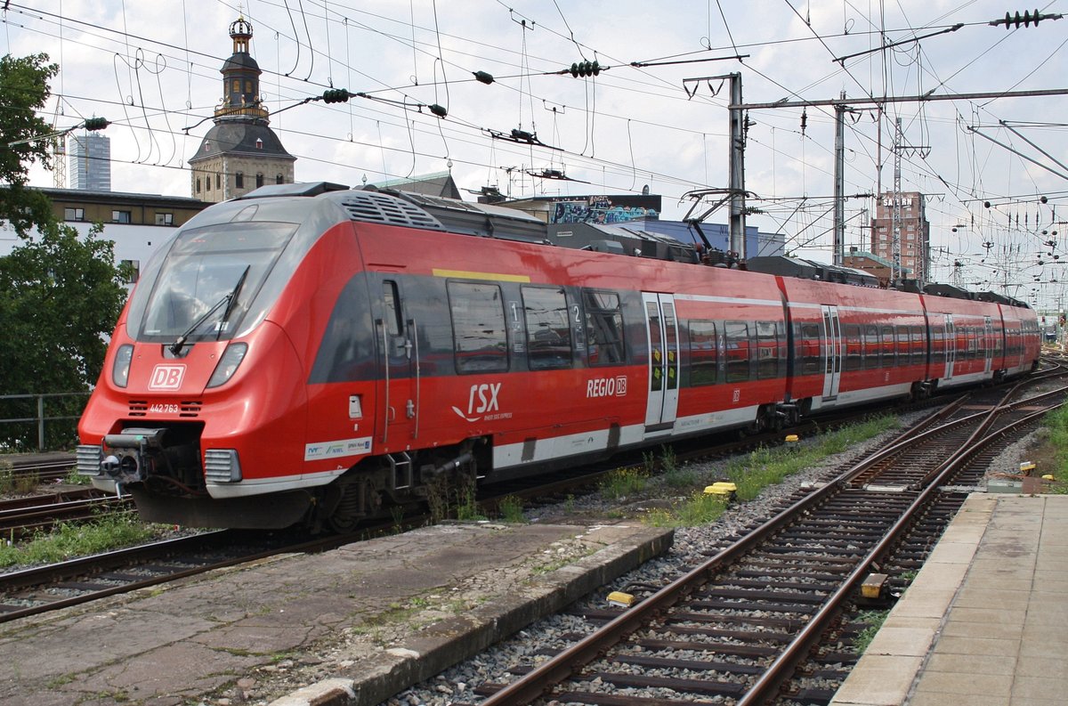 442 763-9 fährt am 16.8.2017 als RE9 (RE10917)  Rhein-Sieg-Express  von Aachen Hauptbahnhof nach Siegen in den Kölner Hauptbahnhof ein.