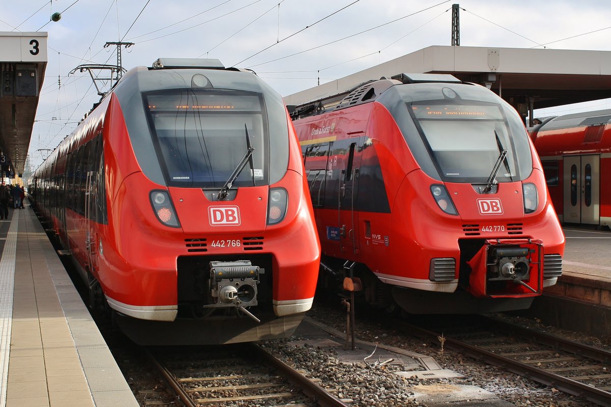 442 766-2 trifft am 15.11.2018 als S1 von Nürnberg Hauptbahnhof nach Lauf(links Pegnitz) im Nürnberger Hauptbahnhof auf 442 770-4  Grub a. Forst  als RE4783 von Würzburg Hauptbahnhof.