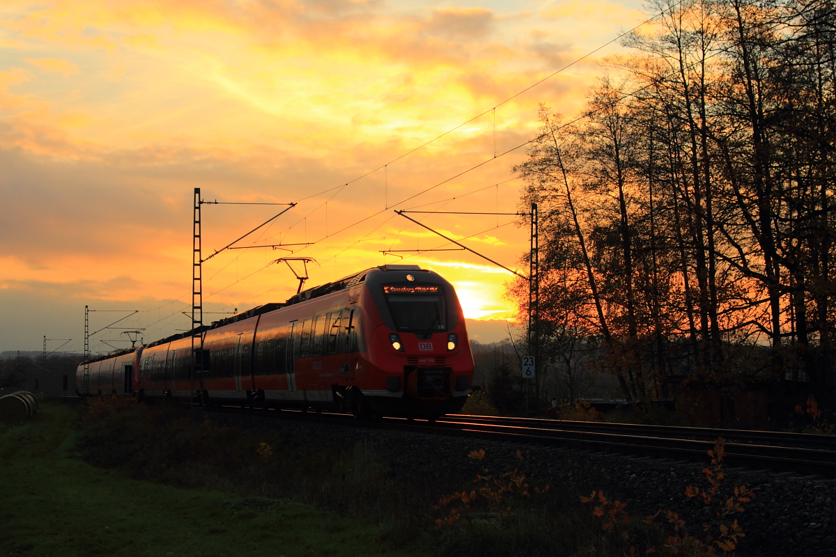 442 769  Ludwigstadt  während die Sonne untergeht bei Staffelstein am 12.11.2015.