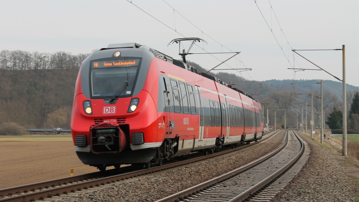 442 770 als Regionalexpress nach Jena Saalbahnhof kurz vor dem Bahnhof Jena-Göschwitz.