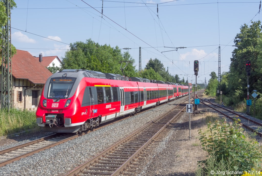 442 770 raste am 17.7.14 als Franken-Thüringen-Express nach Jena ohne Halt durch Strullendorf. Der Blick nach Süden zeigt am rechten Bildrand das nach Schlüsselfeld abzweigende Gleis der ex-KBS 824. 