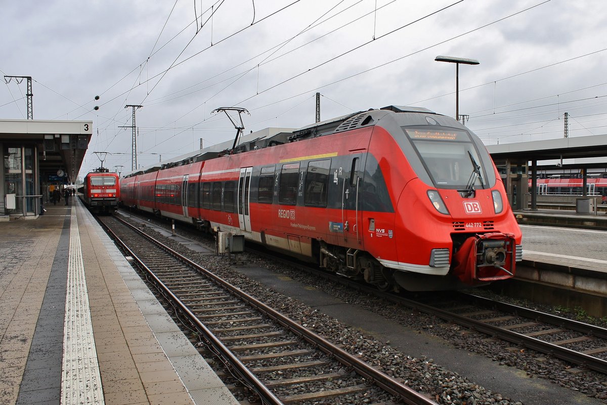 442 772-0 fährt am 28.12.2017 als RE4988 nach Jena Saalbahnhof zusammen mit 442 803-3  Bad Staffelstein  als RE4988 nach Bamberg aus dem Nürnberger Hauptbahnhof aus.