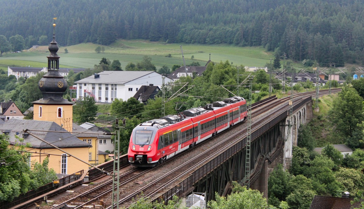 442 772 als Franken-Thüringen Express RE 4984 auf dem Trogenbachviadukt in Ludwigsstadt. 17.06.14