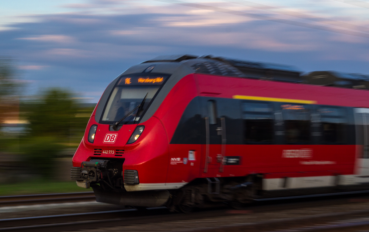 442 773 wird in Kürze Bamberg erreichen. Er fährt anschließend als RE weiter nach Würzburg Hbf, während der hintere Zugteil seine Fahrt nach Sonneberg fortsetzen wird (20.05.2014)