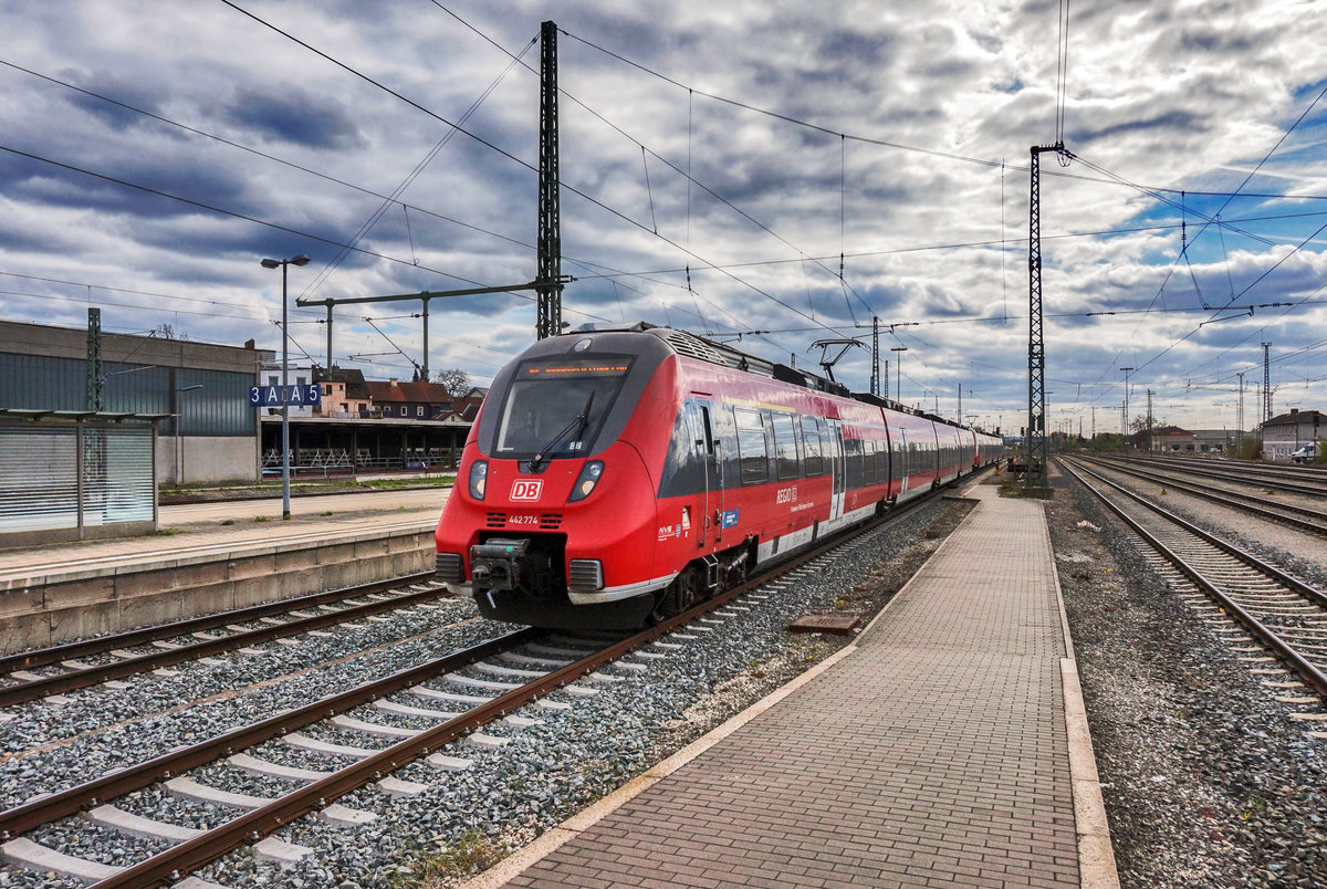 442 774 und 442 270 fahren am 11.4.2017 in den Bahnhof Lichtenfels ein.
442 774 war unterwegs als RE 59324 von Nürnberg Hbf nach Sonneberg (Thür) Hbf.
442 270 war unterwegs als RE 59362 Nürnberg Hbf - Saalfeld (Saale), ab Lichtenfels verkehrte dieser als RB 59362.