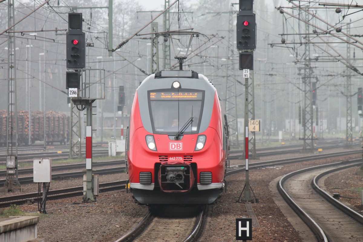442 775 am 12. April 2014 als Franken-Thüringen-Express nach Jena Saalbahnhof bei der Einfahrt in den Bahnhof Saalfeld (Saale).